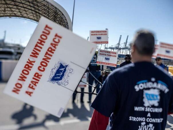 Redovi brodova rastu u američkim lukama kako štrajk radnika ulazi u treći dan