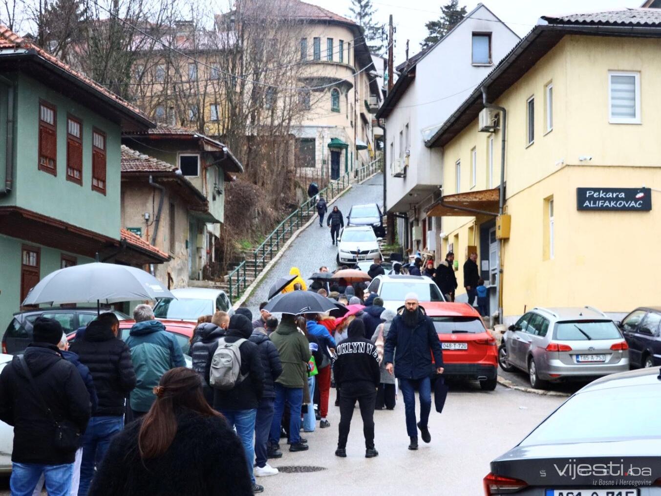 Redovi pred pekarama: Sarajlije čekaju omiljene somune