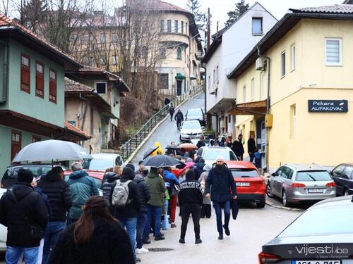 Redovi pred pekarama: Sarajlije čekaju omiljene somune