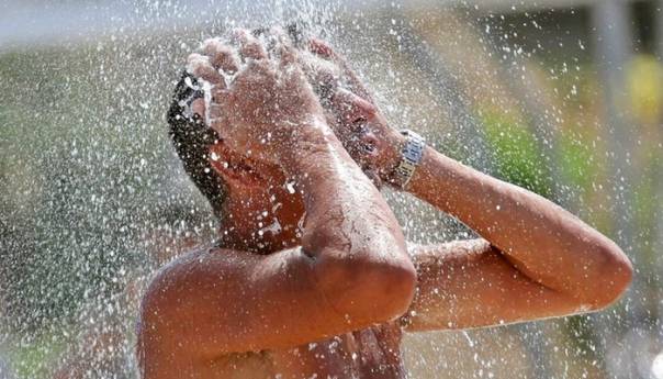 Redukcije vode u Istri, upozorenje turistima: Zabranjeno tuširanje na plažama