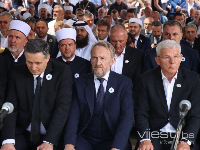 Reis Kavazović predvodio dženazu namaz u Potočarima