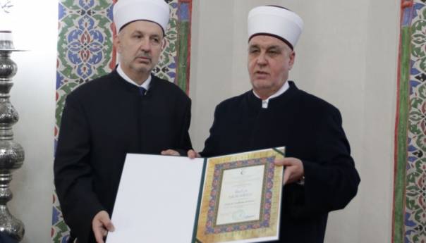 Reis Kavazović uručio muraselu muftiji sarajevskom Nedžadu Grabusu
