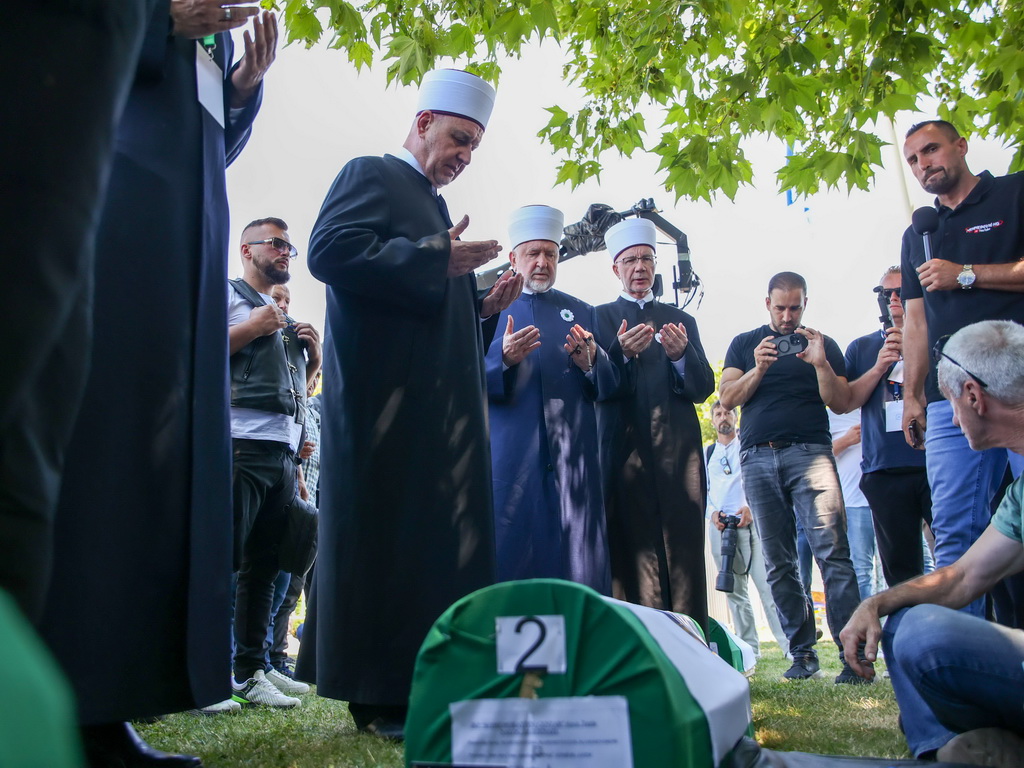 Reisu-l-ulema Husein ef. Kavazović obišao tabute pred ukop u Potočarima
