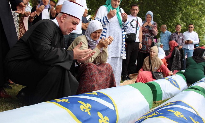 Reisul-ulema Kavazović obišao tabute 50 žrtava genocida