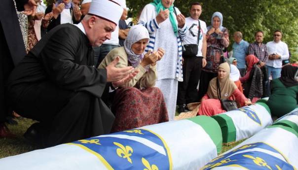 Reisul-ulema Kavazović obišao tabute 50 žrtava genocida