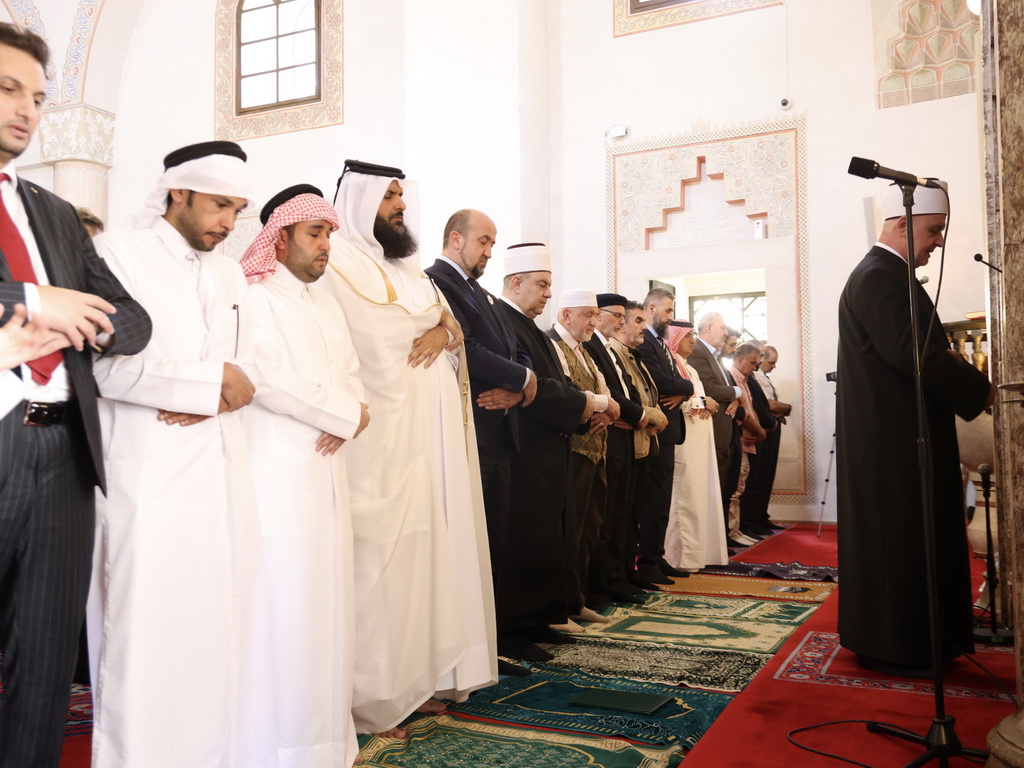 Reisul-ulema predvodio dženazu u odsustvu za bivšeg katarskog emira šejha Hamada bin Khalifa Al Thanija