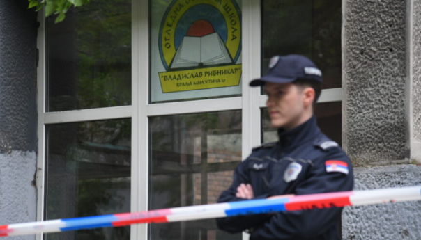 Rekonstrukcija pucnjave: Bacio je pištolj i krenuo ka kabinetu historije