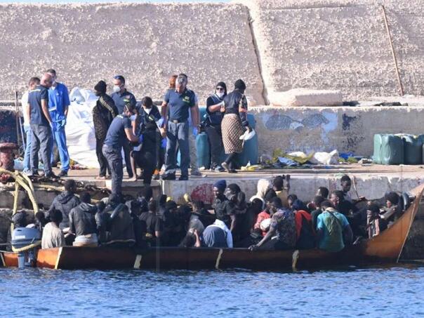 Rekord na La Mancheu: Čak 230 migranata u malom čamcu prešlo prema Britaniji