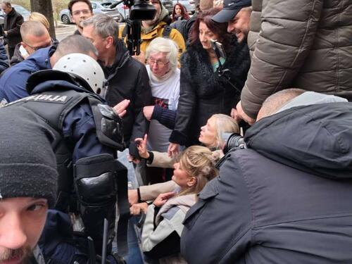 Rekordan broj napada na novinare u Srbiji, sudovi i policija "spori"