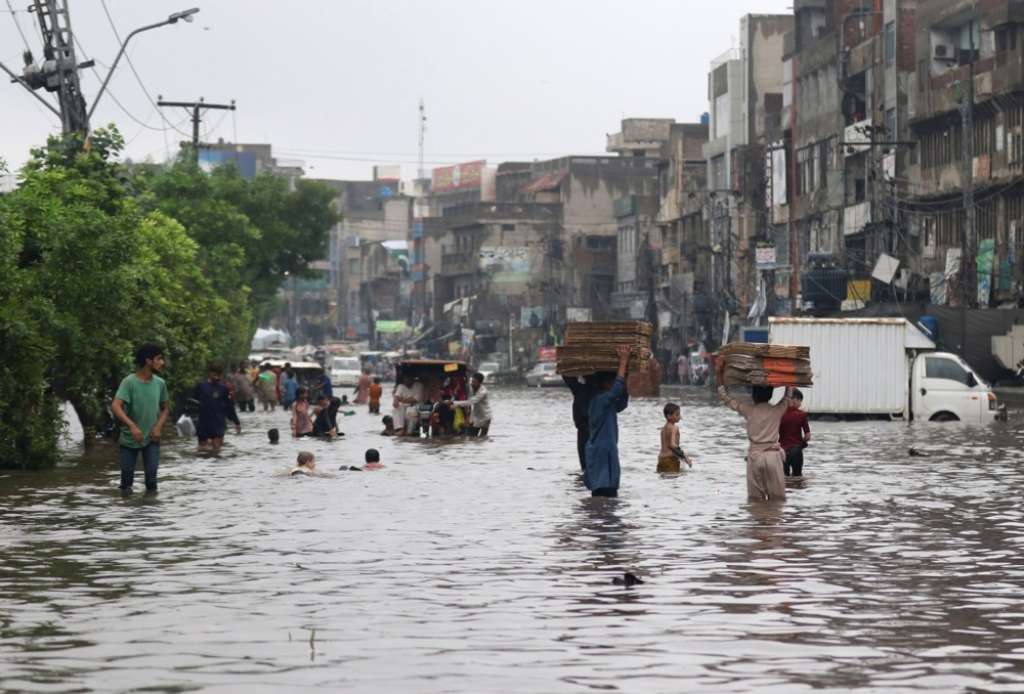Rekordne padavine zahvatile Pakistan: Poplavljene ulice, prekid struje...