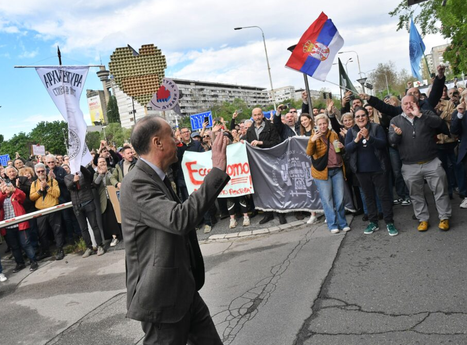 Rektor Univerziteta u Beogradu izašao iz policije, dočekan aplauzom