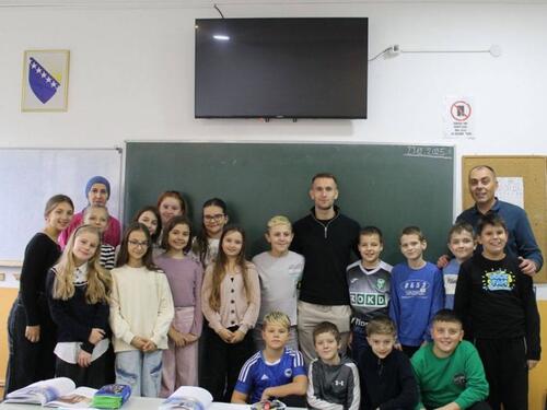 Reprezentativac BiH posjetio školu u Brezi i donirao sportsku opremu