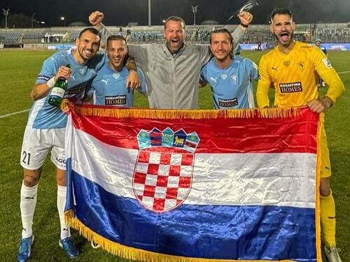 Reprezentativac BiH pozirao sa zastavom Hrvatske nakon osvajanja titule