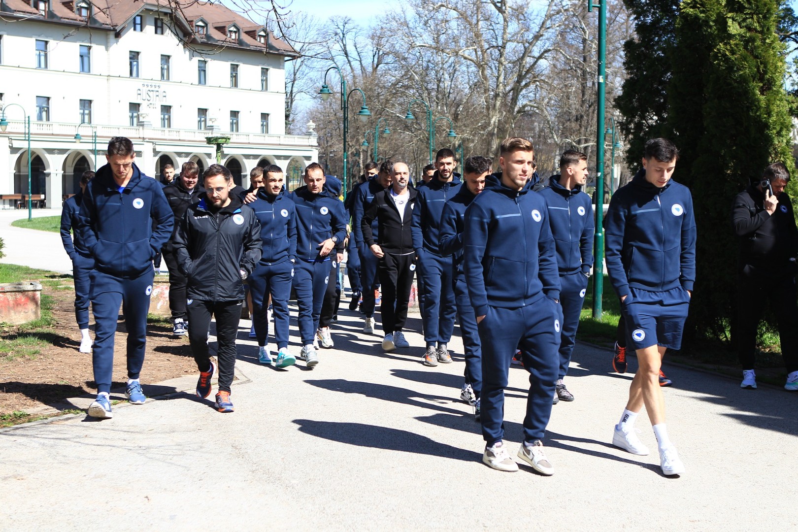 Reprezentativci uživali u šetnji na suncu uoči utakmice sa Ukrajinom