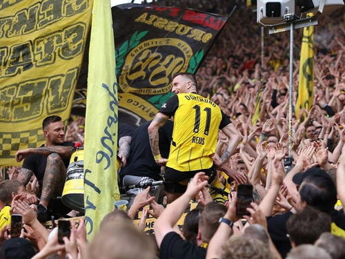 Reus na oproštaju vodio navijanje, pa cijelu tribinu počastio pivom