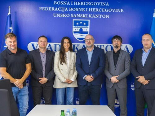 Revijalno izdanje Unske regate kod mosta u Suvaji