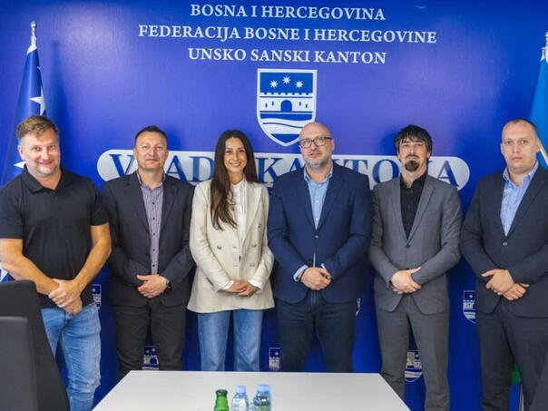 Revijalno izdanje Unske regate kod mosta u Suvaji