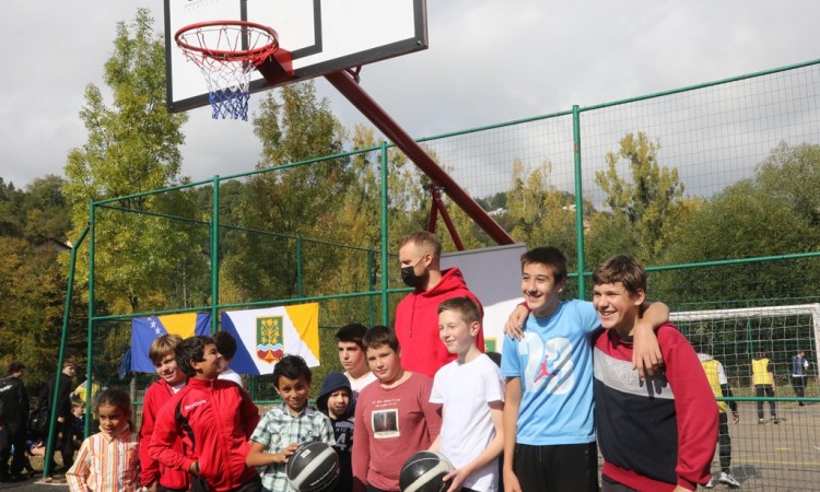 Revijalnom utakmicom mališani sa Džananom Musom otvorili novo igralište