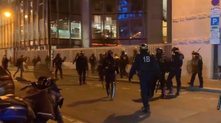 Revoltirani građani Pariza palili kontejnere, najmanje 70 uhapšenih