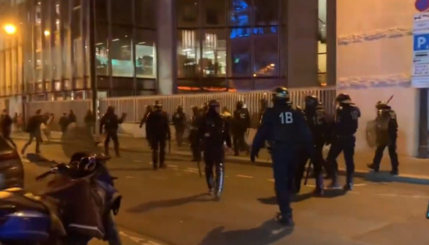 Revoltirani građani Pariza palili kontejnere, najmanje 70 uhapšenih