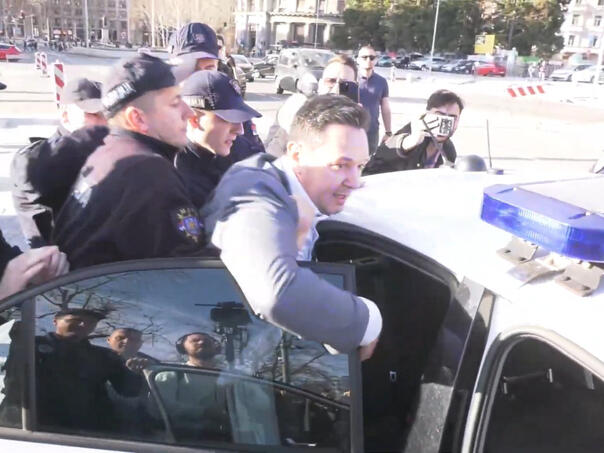 Režim u Srbiji uhapsio novinara Nemanju Šarovića