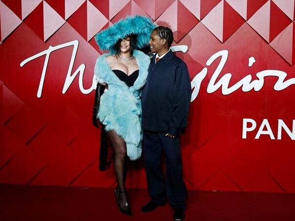 Rihanna plijenila pažnju zanimljivom kombinacijom na crvenom tepihu u Londonu