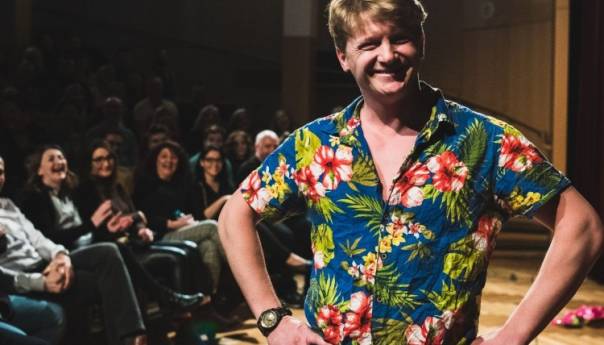 Rijad Gvozden poklanja online predstavu SOS Dječijim selima BiH