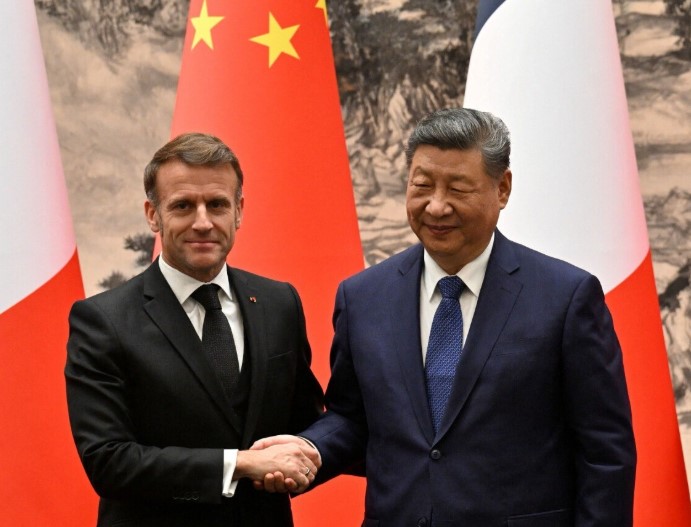 Rijedak gest Xija: Pratio Macrona tokom putovanja