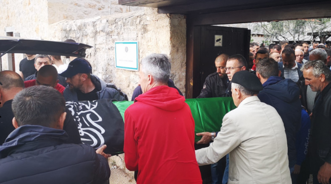 Rijeka ljudi na dženazi Elmiri Sefo u Stocu