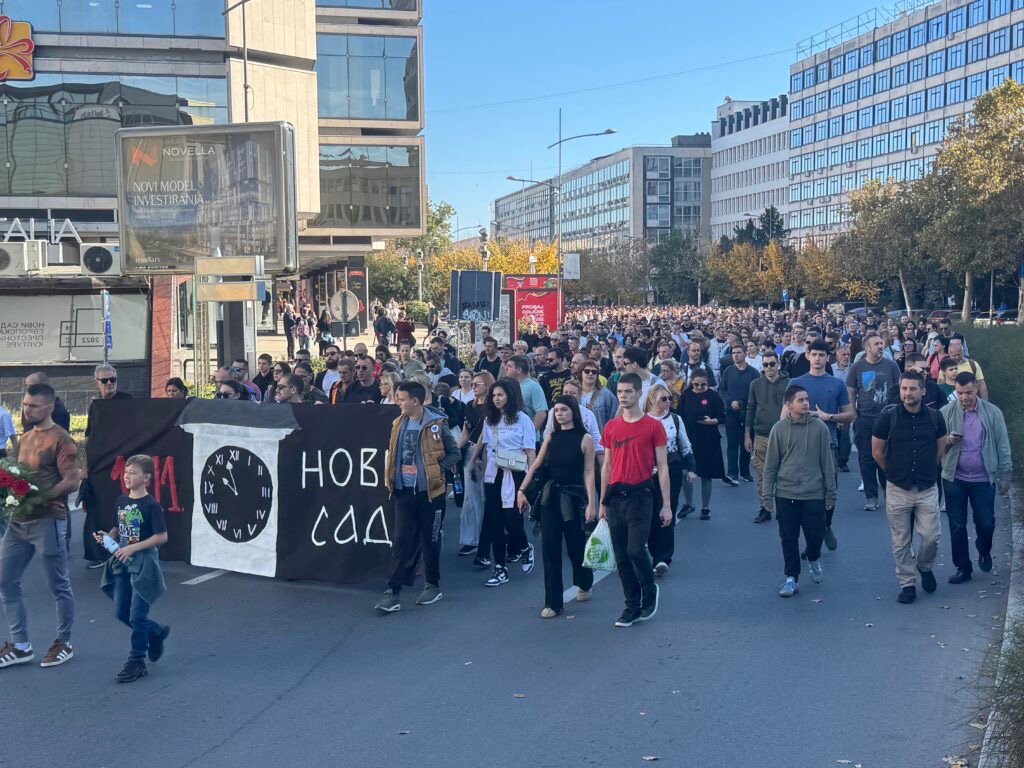 Rijeke ljudi idu ka Željezničkoj stanici u Novom Sadu