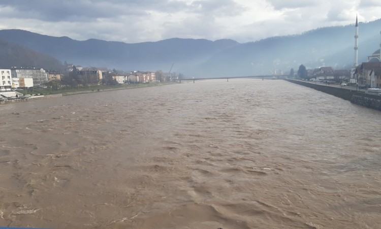 Rijeke se izlile iz korita na području BPK, pričinjene štete na makadamima