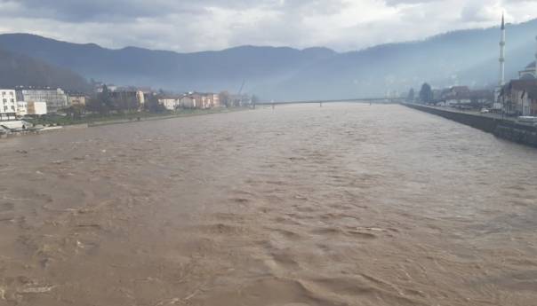 Rijeke se izlile iz korita na području BPK, pričinjene štete na makadamima