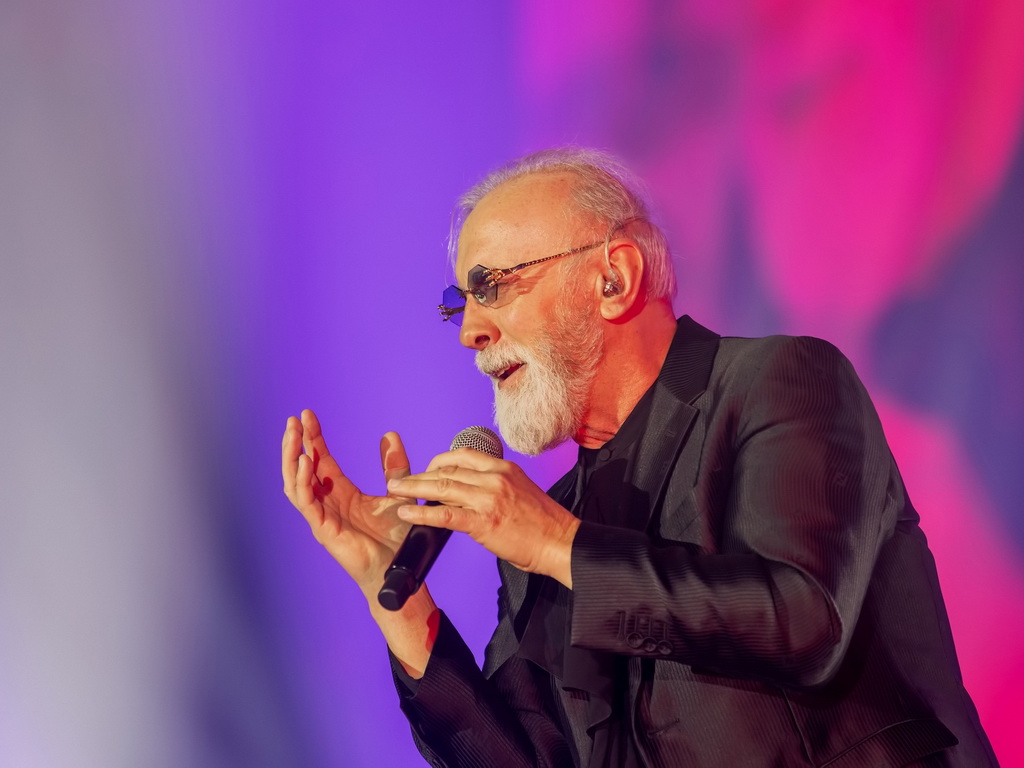 Rijetka slika iz mladosti: Dino Merlin pozira sa suprugom i kćerkom