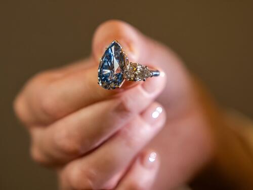 Rijetki plavi dijamant prodat za više od 40 miliona dolara