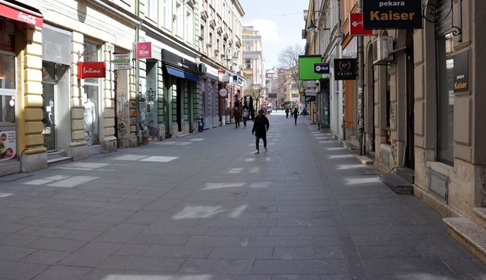 Rijetki prolaznici na sarajevskim ulicama, kafa iz termosice u parku...