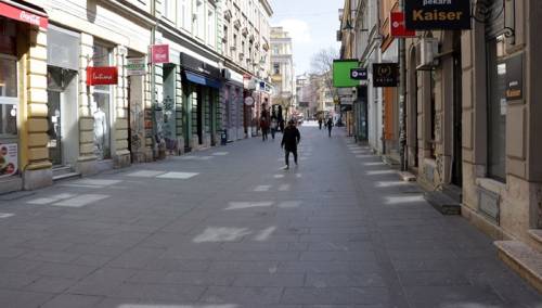 Rijetki prolaznici na sarajevskim ulicama, kafa iz termosice u parku...