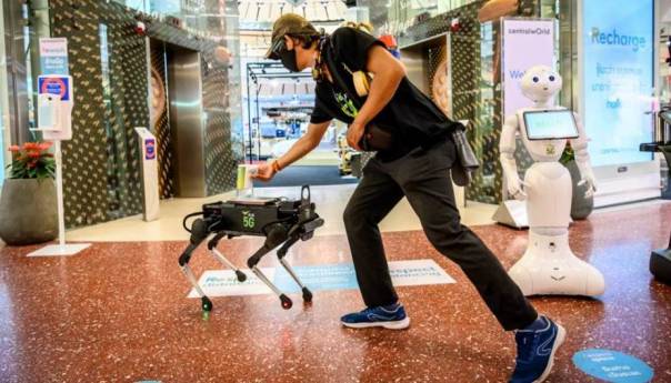 Robotski pas dijeli dezinficijens za ruke Tajlanđanima