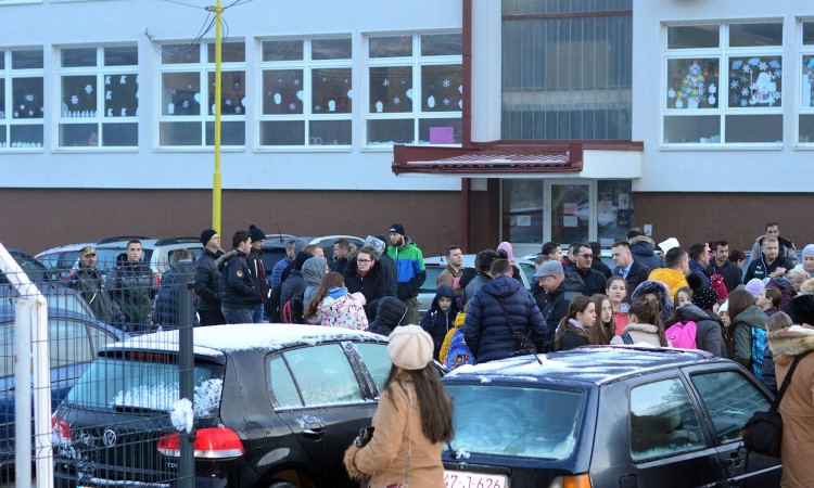 Roditelji bošnjačke djece iz Srebrenice protestuju ispred škole