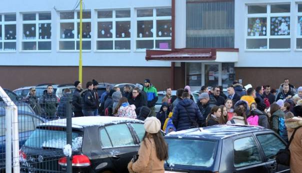 Roditelji bošnjačke djece iz Srebrenice protestuju ispred škole