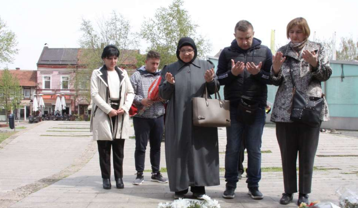 Roditelji i članovi porodica odali počast stradalima u masakru u Zenici 1993.