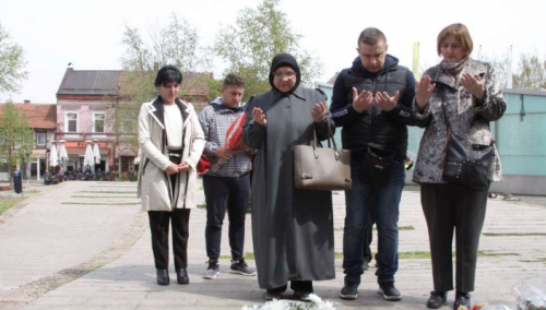 Roditelji i članovi porodica odali počast stradalima u masakru u Zenici 1993.