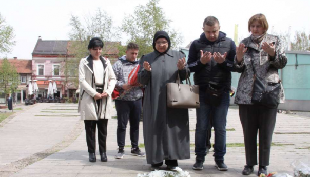 Roditelji i članovi porodica odali počast stradalima u masakru u Zenici 1993.