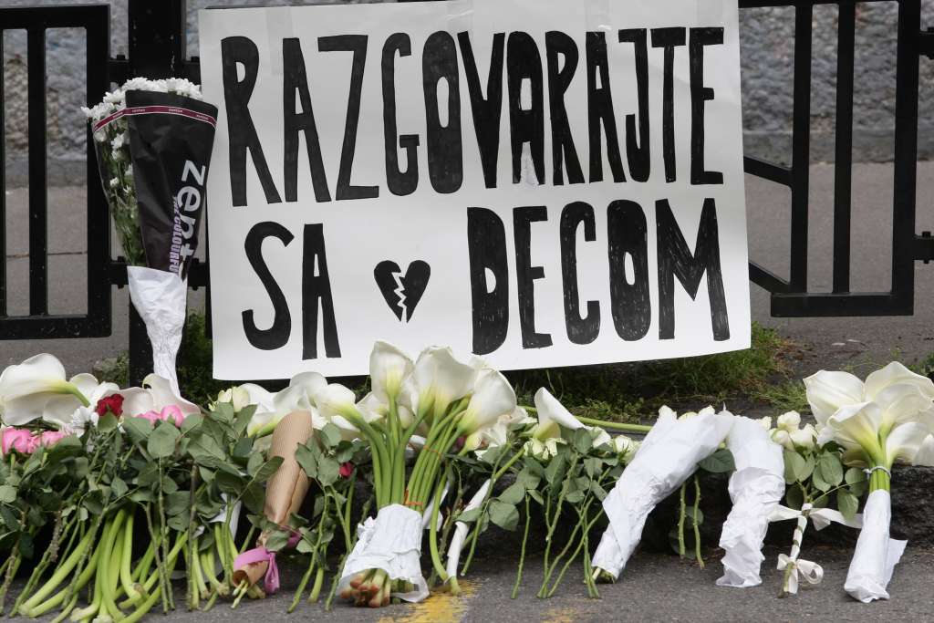 Roditelji ubijenih učenika ispred škole 'Vladislav Ribnikar'