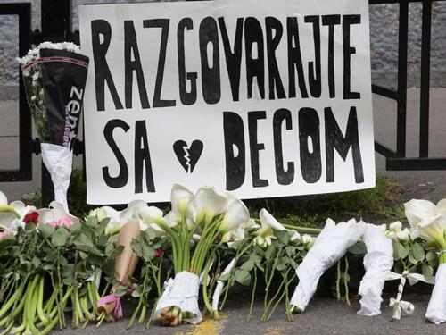 Roditelji ubijenih učenika ispred škole 'Vladislav Ribnikar'