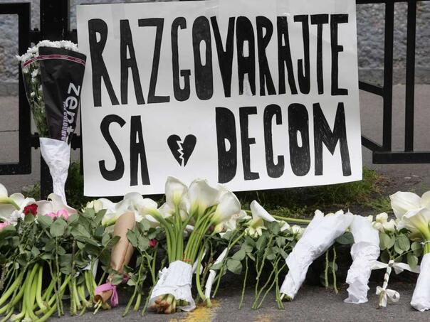 Roditelji ubijenih učenika ispred škole 'Vladislav Ribnikar'