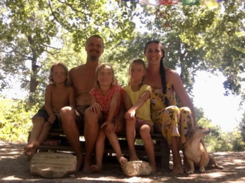 Roditelji živjeli s troje djece u kolibi u prirodi: Sud im oduzeo djecu