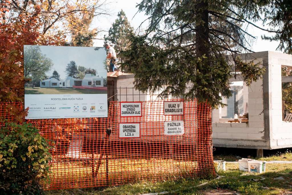 Roditeljska kuća u Tuzli dobija krov, nastavak radova na proljeće
