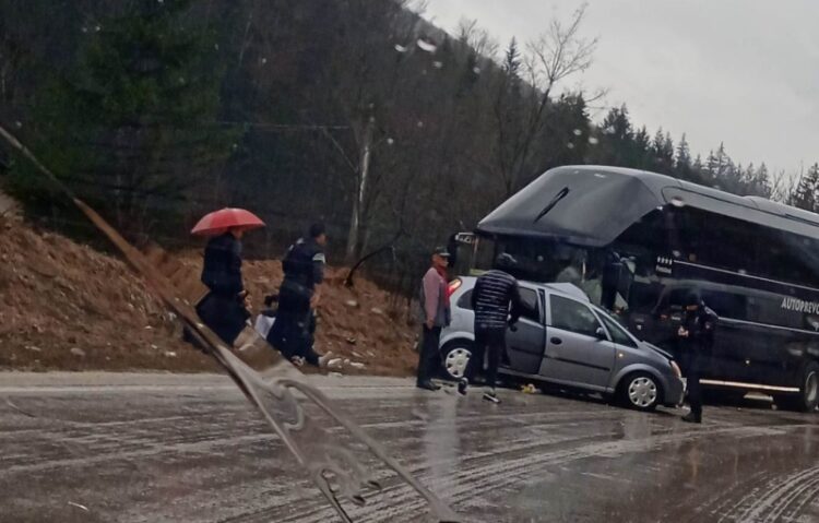 Rođeni doživjeli saobraćajnu nesreću, automobil podletio pod autobus FK Velež