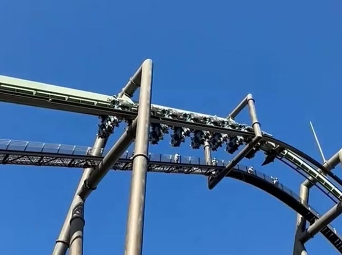 Rolerkoster u Japanu stao usred vožnje, desetine ostavljene da vise naopako