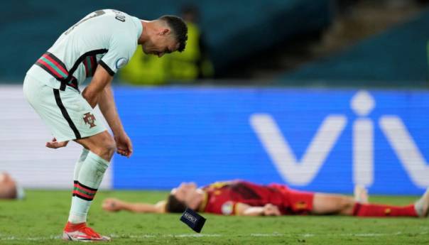 Ronaldo ponovo bacio i šutirao kapitensku traku, navijači ljuti